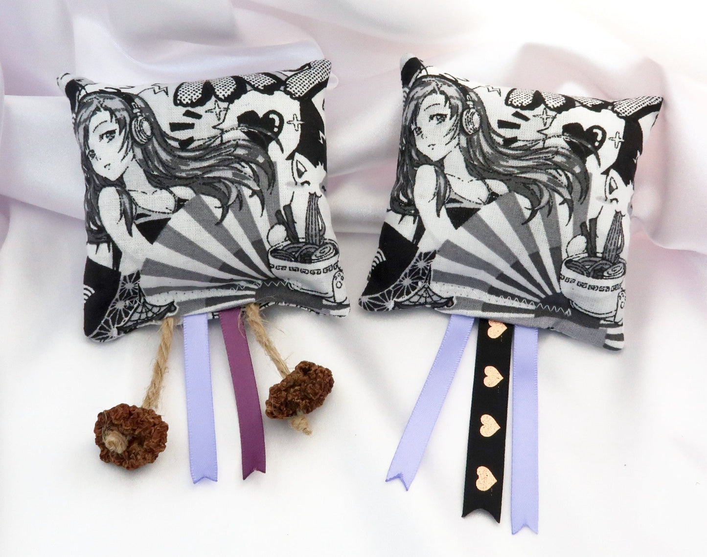 Coussin Manga et herbes aux chats