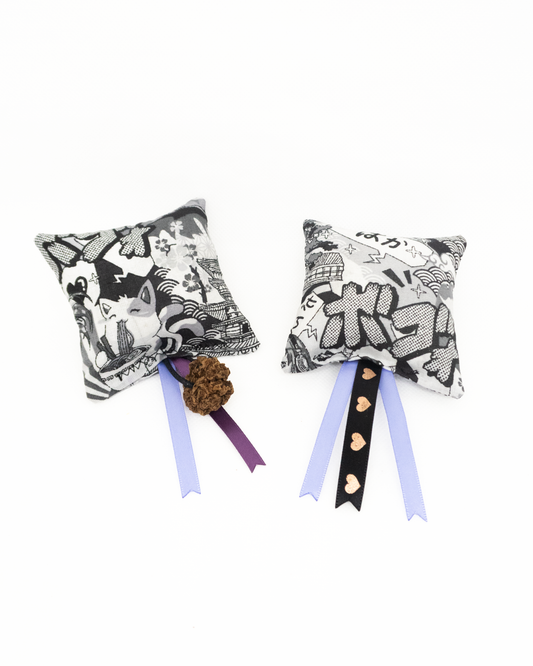 Coussin Manga et herbes aux chats