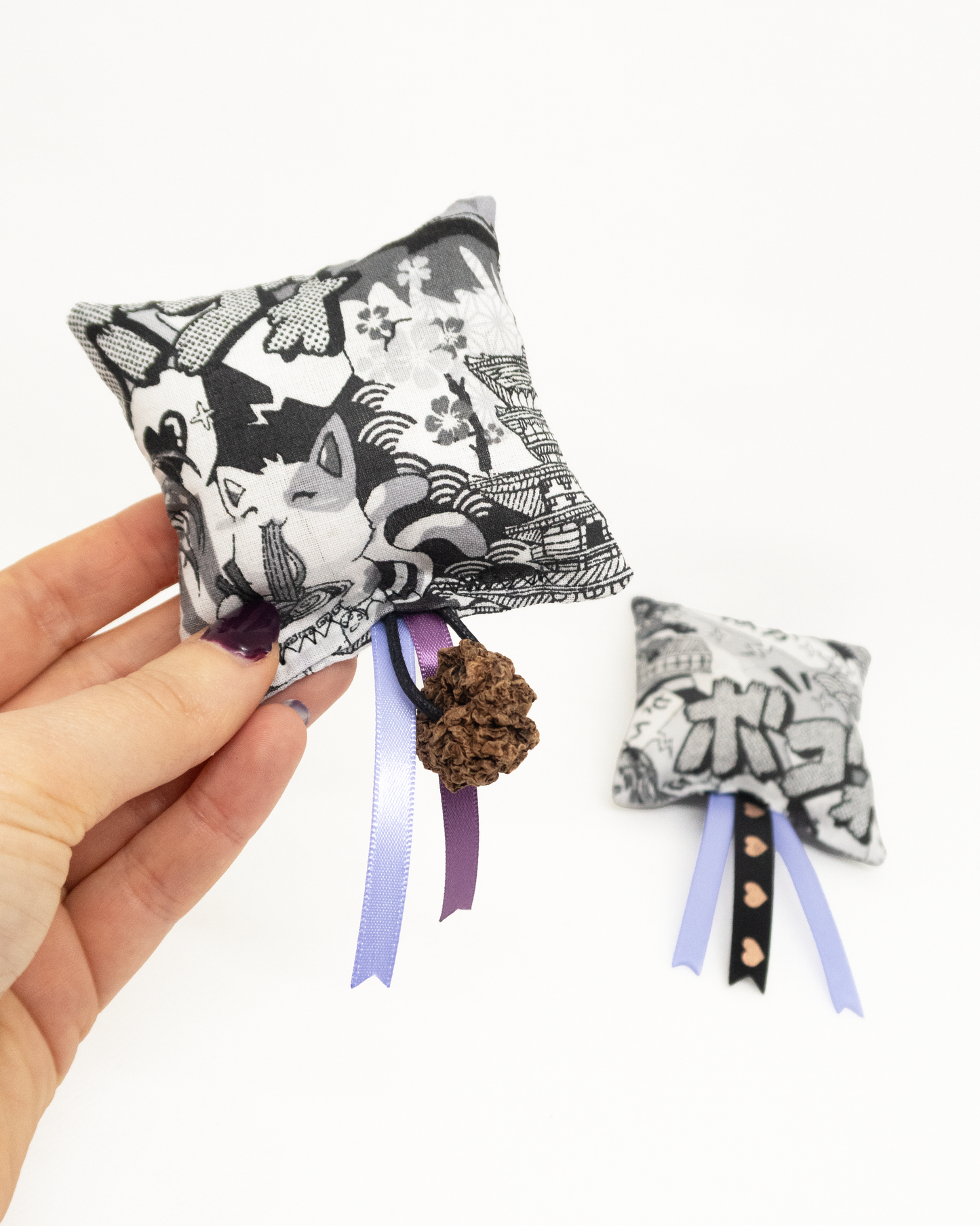Coussin Manga et herbes aux chats